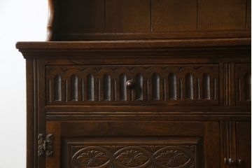 イギリスビンテージ　オーク材　手仕事らしい趣が感じられる彫刻と丁番のデザインが素敵なカップボード(キャビネット、食器棚、戸棚、収納棚、飾り棚、ヴィンテージ、英国)(R-079212)