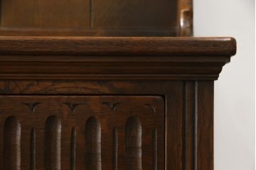 イギリスビンテージ　オーク材　手仕事らしい趣が感じられる彫刻と丁番のデザインが素敵なカップボード(キャビネット、食器棚、戸棚、収納棚、飾り棚、ヴィンテージ、英国)(R-079212)