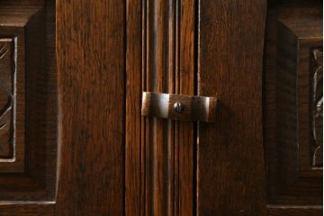 イギリスビンテージ　オーク材　手仕事らしい趣が感じられる彫刻と丁番のデザインが素敵なカップボード(キャビネット、食器棚、戸棚、収納棚、飾り棚、ヴィンテージ、英国)(R-079212)