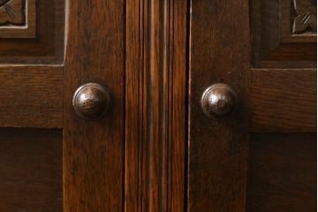 イギリスビンテージ　オーク材　手仕事らしい趣が感じられる彫刻と丁番のデザインが素敵なカップボード(キャビネット、食器棚、戸棚、収納棚、飾り棚、ヴィンテージ、英国)(R-079212)