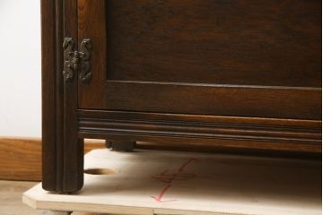 イギリスビンテージ　オーク材　手仕事らしい趣が感じられる彫刻と丁番のデザインが素敵なカップボード(キャビネット、食器棚、戸棚、収納棚、飾り棚、ヴィンテージ、英国)(R-079212)