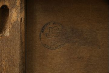 イギリスビンテージ　オーク材　手仕事らしい趣が感じられる彫刻と丁番のデザインが素敵なカップボード(キャビネット、食器棚、戸棚、収納棚、飾り棚、ヴィンテージ、英国)(R-079212)