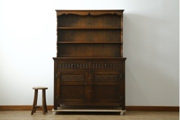 イギリスヴィンテージ　オーク材　手仕事らしい趣が感じられる彫刻が素敵なカップボード　(R-079212)