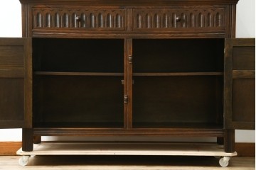 イギリスヴィンテージ　オーク材　手仕事らしい趣が感じられる彫刻が素敵なカップボード　(R-079212)