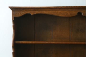 イギリスヴィンテージ　オーク材　手仕事らしい趣が感じられる彫刻が素敵なカップボード　(R-079212)