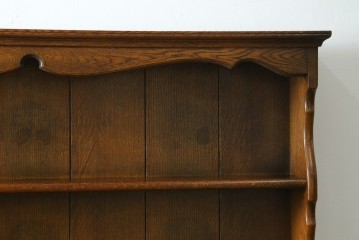 イギリスヴィンテージ　オーク材　手仕事らしい趣が感じられる彫刻が素敵なカップボード　(R-079212)