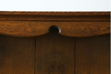 イギリスヴィンテージ　オーク材　手仕事らしい趣が感じられる彫刻が素敵なカップボード　(R-079212)