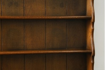 イギリスヴィンテージ　オーク材　手仕事らしい趣が感じられる彫刻が素敵なカップボード　(R-079212)