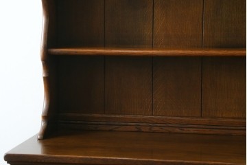イギリスヴィンテージ　オーク材　手仕事らしい趣が感じられる彫刻が素敵なカップボード　(R-079212)