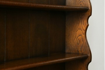 イギリスヴィンテージ　オーク材　手仕事らしい趣が感じられる彫刻が素敵なカップボード　(R-079212)