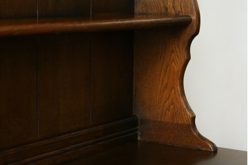 イギリスヴィンテージ　オーク材　手仕事らしい趣が感じられる彫刻が素敵なカップボード　(R-079212)