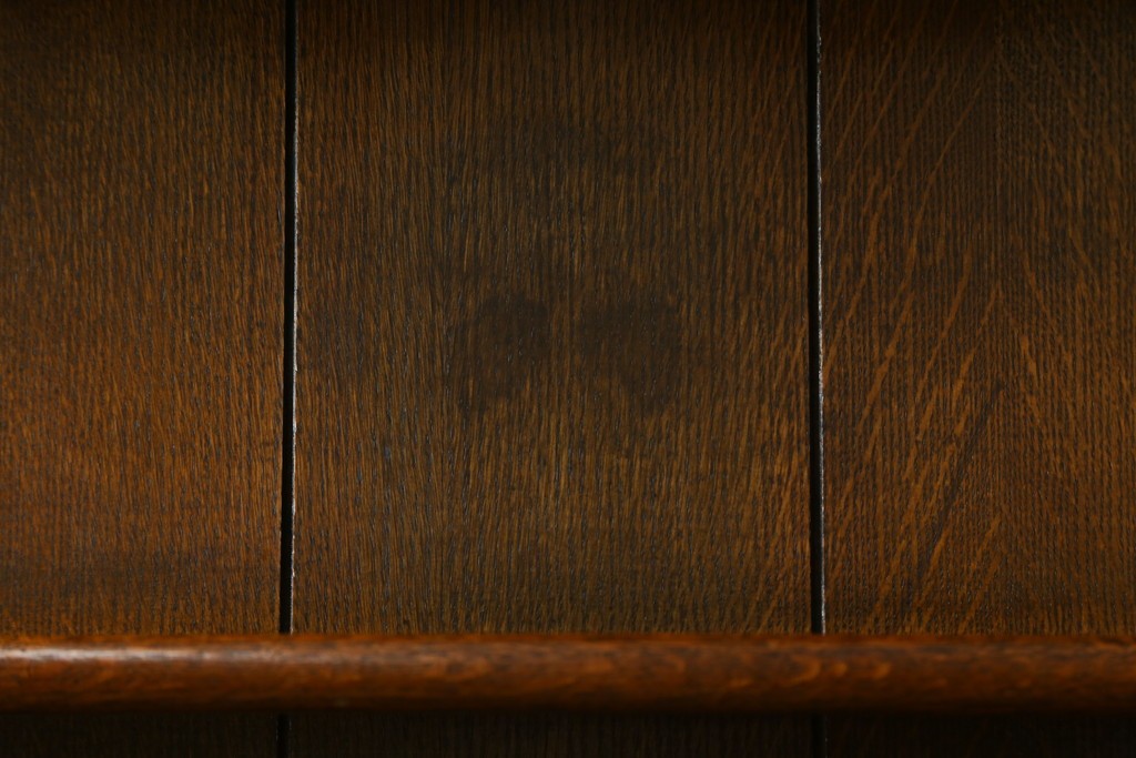 イギリスヴィンテージ　オーク材　手仕事らしい趣が感じられる彫刻が素敵なカップボード　(R-079212)