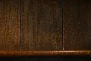 イギリスヴィンテージ　オーク材　手仕事らしい趣が感じられる彫刻が素敵なカップボード　(R-079212)