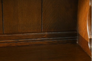イギリスヴィンテージ　オーク材　手仕事らしい趣が感じられる彫刻が素敵なカップボード　(R-079212)