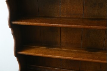 イギリスヴィンテージ　オーク材　手仕事らしい趣が感じられる彫刻が素敵なカップボード　(R-079212)