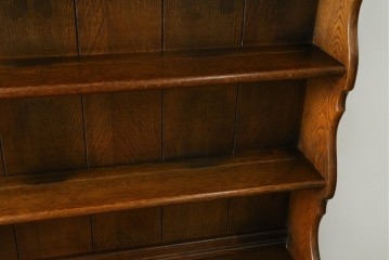 イギリスヴィンテージ　オーク材　手仕事らしい趣が感じられる彫刻が素敵なカップボード　(R-079212)