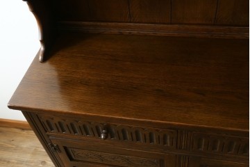 イギリスヴィンテージ　オーク材　手仕事らしい趣が感じられる彫刻が素敵なカップボード　(R-079212)