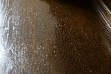 イギリスヴィンテージ　オーク材　手仕事らしい趣が感じられる彫刻が素敵なカップボード　(R-079212)