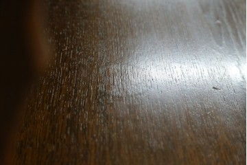 イギリスヴィンテージ　オーク材　手仕事らしい趣が感じられる彫刻が素敵なカップボード　(R-079212)