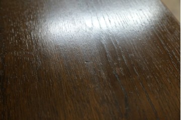 イギリスヴィンテージ　オーク材　手仕事らしい趣が感じられる彫刻が素敵なカップボード　(R-079212)