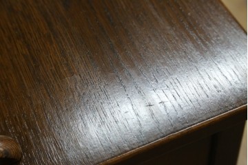 イギリスヴィンテージ　オーク材　手仕事らしい趣が感じられる彫刻が素敵なカップボード　(R-079212)