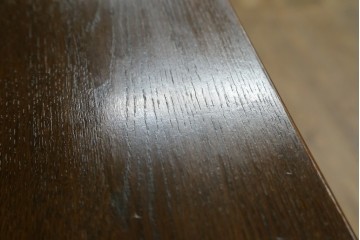 イギリスヴィンテージ　オーク材　手仕事らしい趣が感じられる彫刻が素敵なカップボード　(R-079212)