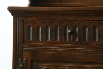イギリスヴィンテージ　オーク材　手仕事らしい趣が感じられる彫刻が素敵なカップボード　(R-079212)