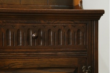 イギリスヴィンテージ　オーク材　手仕事らしい趣が感じられる彫刻が素敵なカップボード　(R-079212)