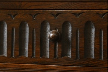 イギリスヴィンテージ　オーク材　手仕事らしい趣が感じられる彫刻が素敵なカップボード　(R-079212)