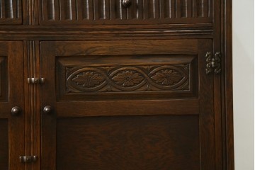 イギリスヴィンテージ　オーク材　手仕事らしい趣が感じられる彫刻が素敵なカップボード　(R-079212)