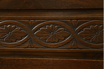 イギリスヴィンテージ　オーク材　手仕事らしい趣が感じられる彫刻が素敵なカップボード　(R-079212)