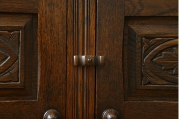 イギリスヴィンテージ　オーク材　手仕事らしい趣が感じられる彫刻が素敵なカップボード　(R-079212)