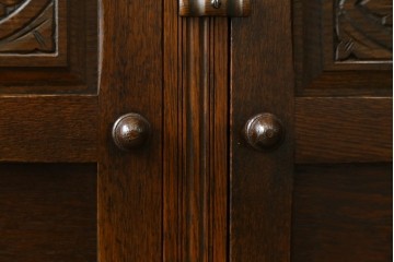 イギリスヴィンテージ　オーク材　手仕事らしい趣が感じられる彫刻が素敵なカップボード　(R-079212)