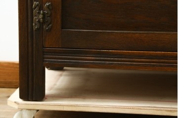 イギリスヴィンテージ　オーク材　手仕事らしい趣が感じられる彫刻が素敵なカップボード　(R-079212)