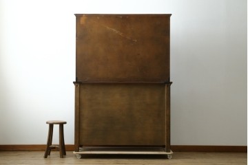 イギリスヴィンテージ　オーク材　手仕事らしい趣が感じられる彫刻が素敵なカップボード　(R-079212)