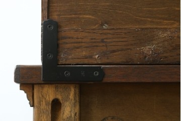 イギリスヴィンテージ　オーク材　手仕事らしい趣が感じられる彫刻が素敵なカップボード　(R-079212)
