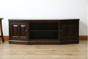 中古　北海道民芸家具　落ち着いた木の色味とクラシカルなデザインが魅力のテレビ台(TV台、テレビボード、AVボード、ローボード、リビングボード、収納棚、戸棚)(R-079213)