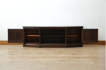 中古　北海道民芸家具　落ち着いた木の色味とクラシカルなデザインが魅力のテレビ台(TV台、テレビボード、AVボード、ローボード、リビングボード、収納棚、戸棚)(R-079213)