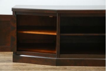 中古　北海道民芸家具　落ち着いた木の色味とクラシカルなデザインが魅力のテレビ台(TV台、テレビボード、AVボード、ローボード、リビングボード、収納棚、戸棚)(R-079213)