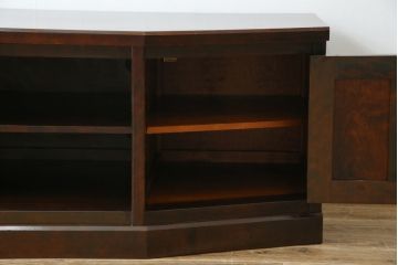 中古　北海道民芸家具　落ち着いた木の色味とクラシカルなデザインが魅力のテレビ台(TV台、テレビボード、AVボード、ローボード、リビングボード、収納棚、戸棚)(R-079213)