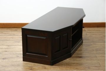 中古　北海道民芸家具　落ち着いた木の色味とクラシカルなデザインが魅力のテレビ台(TV台、テレビボード、AVボード、ローボード、リビングボード、収納棚、戸棚)(R-079213)