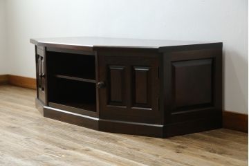 中古　北海道民芸家具　落ち着いた木の色味とクラシカルなデザインが魅力のテレビ台(TV台、テレビボード、AVボード、ローボード、リビングボード、収納棚、戸棚)(R-079213)