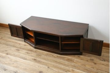 中古　北海道民芸家具　落ち着いた木の色味とクラシカルなデザインが魅力のテレビ台(TV台、テレビボード、AVボード、ローボード、リビングボード、収納棚、戸棚)(R-079213)