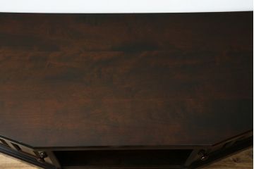 中古　北海道民芸家具　落ち着いた木の色味とクラシカルなデザインが魅力のテレビ台(TV台、テレビボード、AVボード、ローボード、リビングボード、収納棚、戸棚)(R-079213)