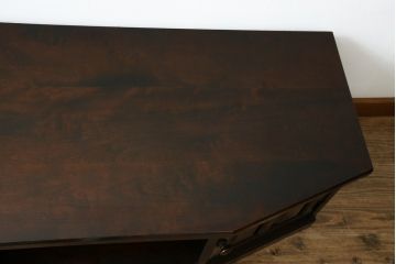 中古　北海道民芸家具　落ち着いた木の色味とクラシカルなデザインが魅力のテレビ台(TV台、テレビボード、AVボード、ローボード、リビングボード、収納棚、戸棚)(R-079213)