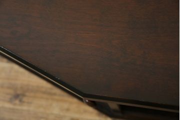 中古　北海道民芸家具　落ち着いた木の色味とクラシカルなデザインが魅力のテレビ台(TV台、テレビボード、AVボード、ローボード、リビングボード、収納棚、戸棚)(R-079213)