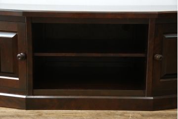 中古　北海道民芸家具　落ち着いた木の色味とクラシカルなデザインが魅力のテレビ台(TV台、テレビボード、AVボード、ローボード、リビングボード、収納棚、戸棚)(R-079213)