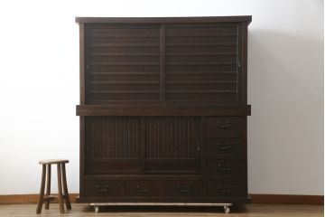中古　希少な廃番品!!　タモ材　和モダンスタイルのお部屋とも相性抜群のシックな二段重ね水屋箪笥(収納棚、戸棚、食器棚、カップボード、キャビネット)(R-079215)