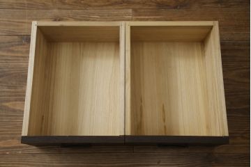 中古　希少な廃番品!!　タモ材　和モダンスタイルのお部屋とも相性抜群のシックな二段重ね水屋箪笥(収納棚、戸棚、食器棚、カップボード、キャビネット)(R-079215)