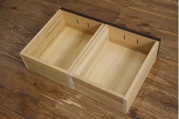 中古　希少な廃番品!!　タモ材　和モダンスタイルのお部屋とも相性抜群のシックな二段重ね水屋箪笥(収納棚、戸棚、食器棚、カップボード、キャビネット)(R-079215)